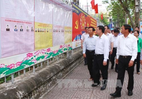 Nationalwahlrat überprüft die Vorbereitung für Wahlen in einigen Provinzen - ảnh 1